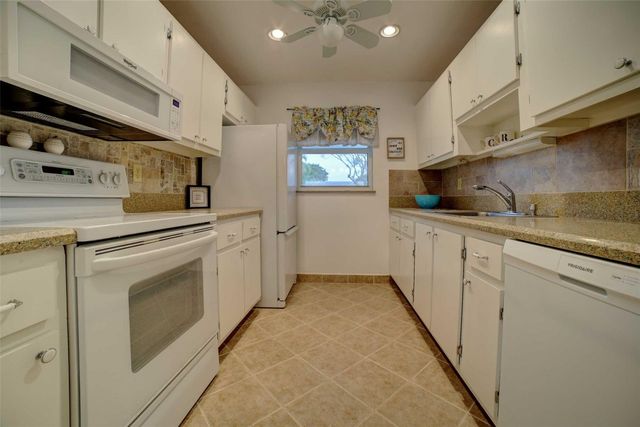 400 SW Golfview Terrace 111, Boynton Beach, FL 33426