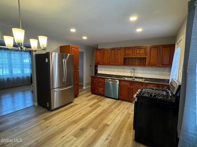 18 Carroll Place, Troy, NY 12180