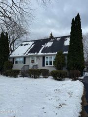 18 Carroll Place, Troy, NY 12180