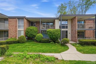 4041 W Maple Road E203, Bloomfield Hills, MI 48301