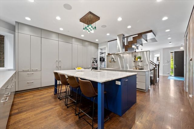 2901 N Burling Street, Chicago, IL 60657