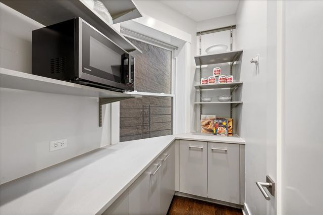 2901 N Burling Street, Chicago, IL 60657