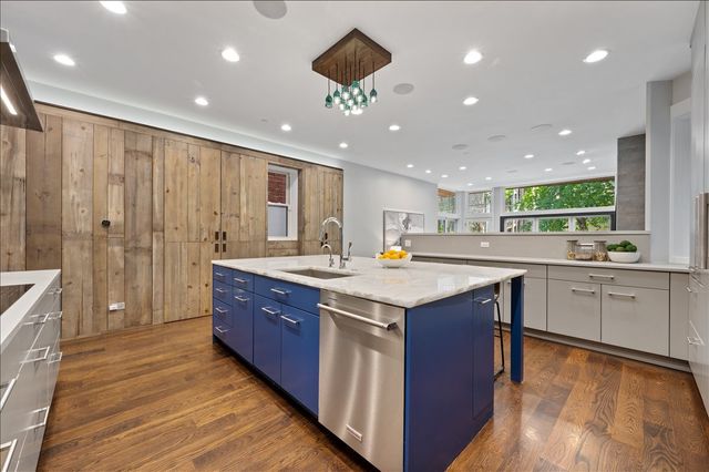2901 N Burling Street, Chicago, IL 60657