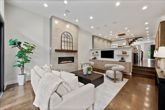 2901 N Burling Street, Chicago, IL 60657