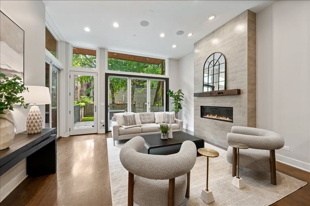 2901 N Burling Street, Chicago, IL 60657