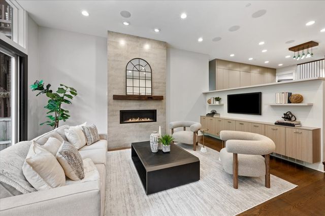 2901 N Burling Street, Chicago, IL 60657