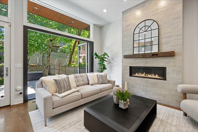 2901 N Burling Street, Chicago, IL 60657