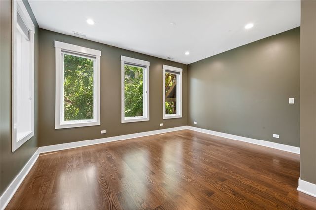 2901 N Burling Street, Chicago, IL 60657