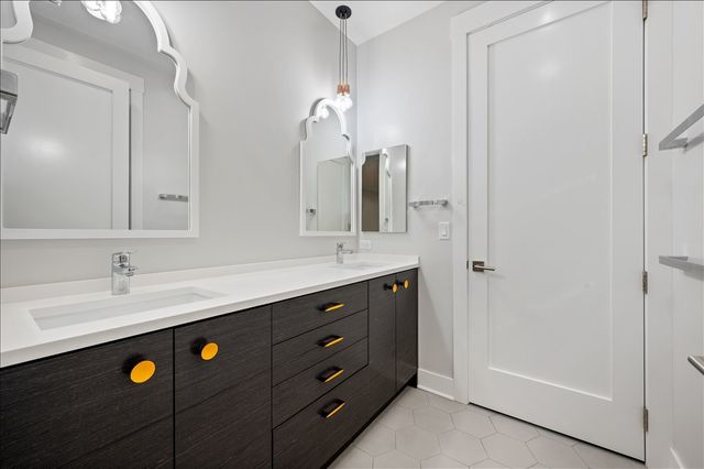 2901 N Burling Street, Chicago, IL 60657