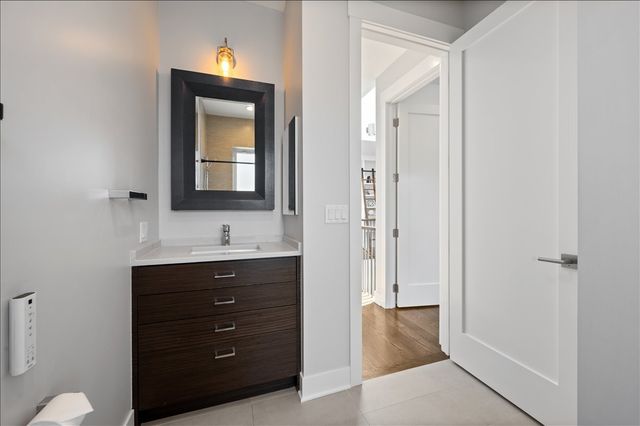 2901 N Burling Street, Chicago, IL 60657