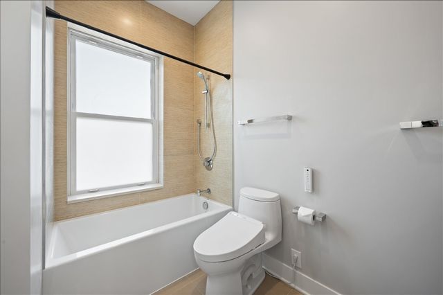 2901 N Burling Street, Chicago, IL 60657
