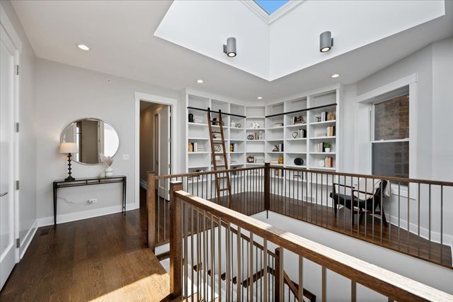 2901 N Burling Street, Chicago, IL 60657