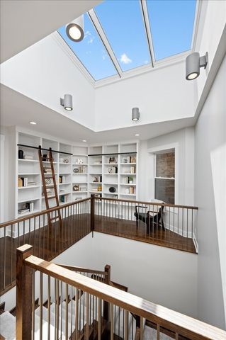 2901 N Burling Street, Chicago, IL 60657