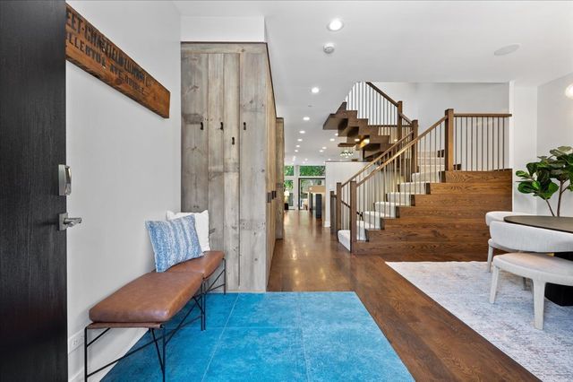 2901 N Burling Street, Chicago, IL 60657