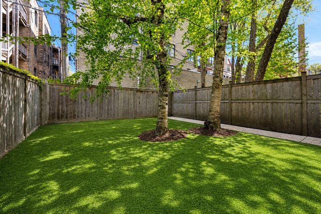 2901 N Burling Street, Chicago, IL 60657