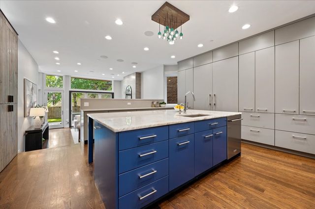 2901 N Burling Street, Chicago, IL 60657