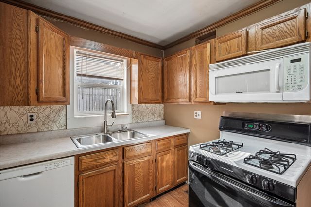 2506 S 8th Avenue E, Newton, IA 50208