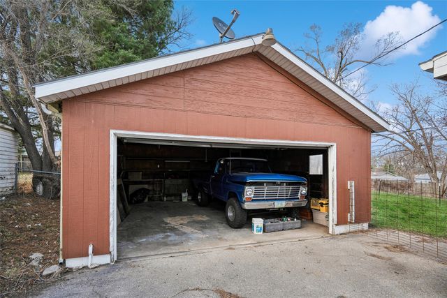 2506 S 8th Avenue E, Newton, IA 50208