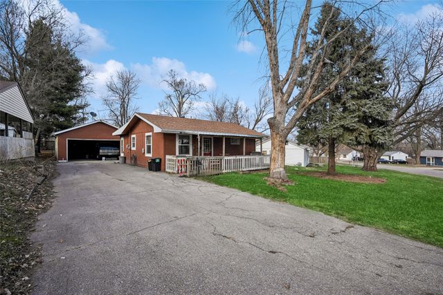 2506 S 8th Avenue E, Newton, IA 50208