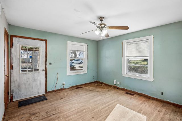 2506 S 8th Avenue E, Newton, IA 50208