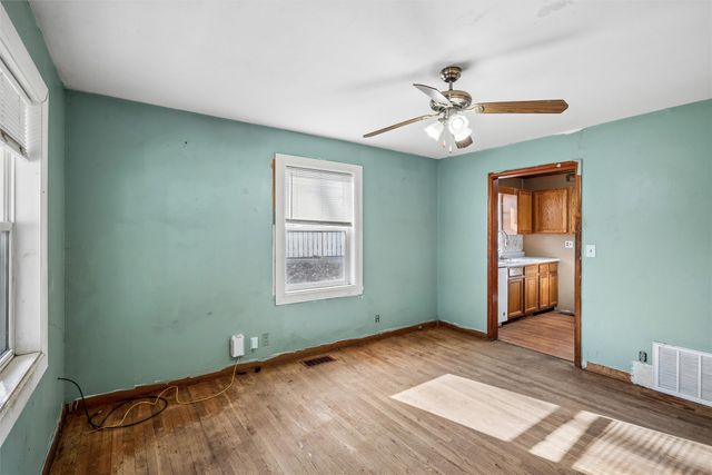 2506 S 8th Avenue E, Newton, IA 50208