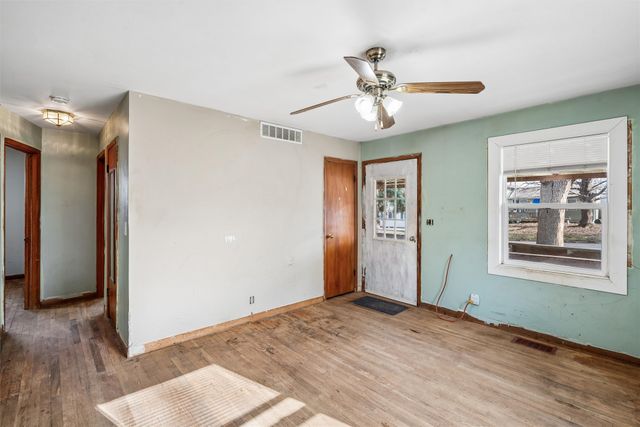 2506 S 8th Avenue E, Newton, IA 50208