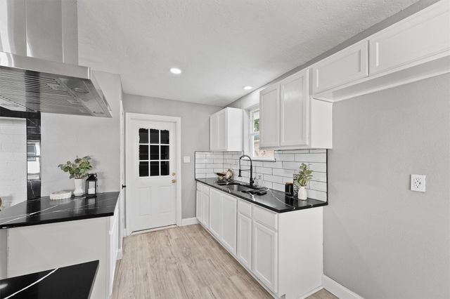 6618 Castleview Lane, Houston, TX 77489