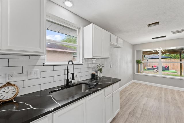 6618 Castleview Lane, Houston, TX 77489