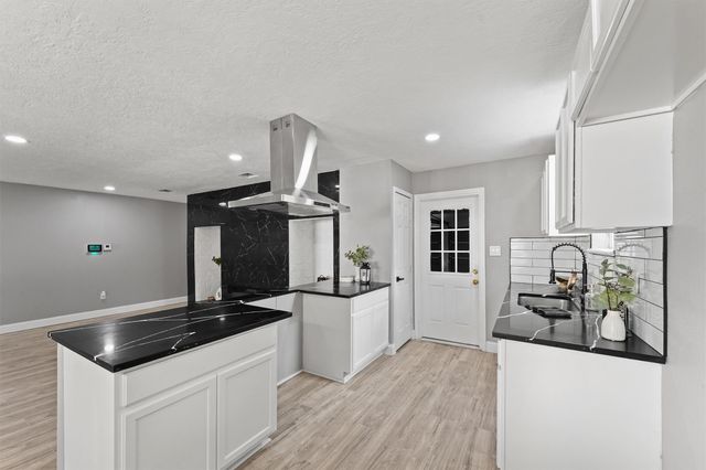 6618 Castleview Lane, Houston, TX 77489