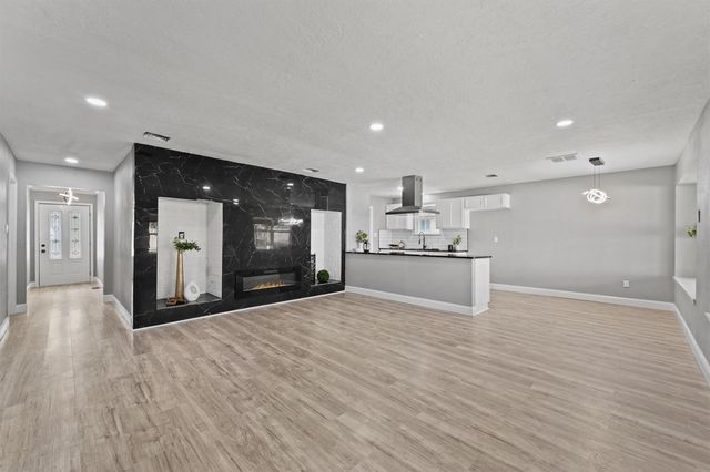 6618 Castleview Lane, Houston, TX 77489