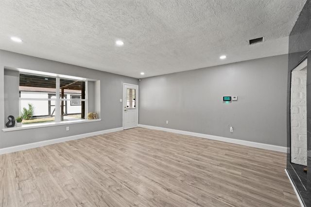 6618 Castleview Lane, Houston, TX 77489