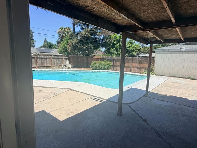 435 S Armstrong, Fresno, CA 93727