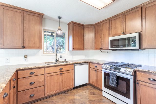 17063 Hawthorne Avenue, Anderson, CA 96007