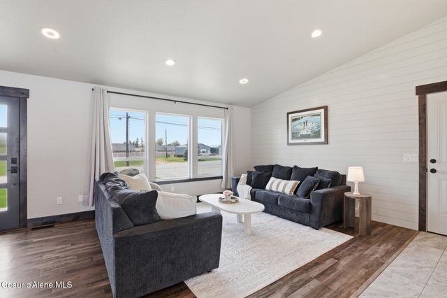 1525 W Miles AVE, Hayden, ID 83835
