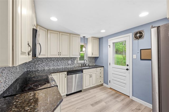 131 Manor Rd, Pine Twp, PA 15090