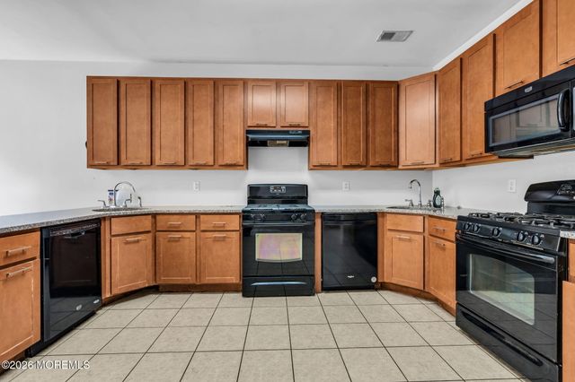 14 Natures Way, Lakewood, NJ 08701