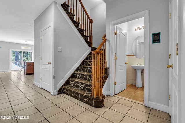 14 Natures Way, Lakewood, NJ 08701