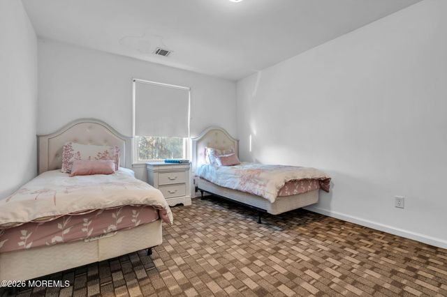 14 Natures Way, Lakewood, NJ 08701