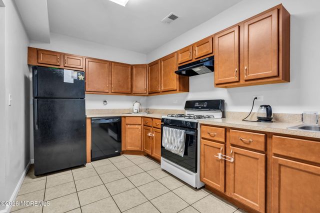 14 Natures Way, Lakewood, NJ 08701