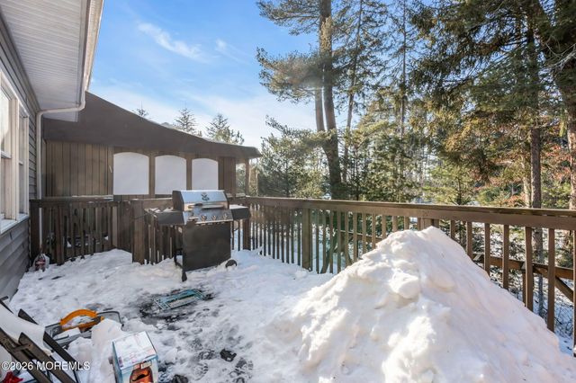 14 Natures Way, Lakewood, NJ 08701