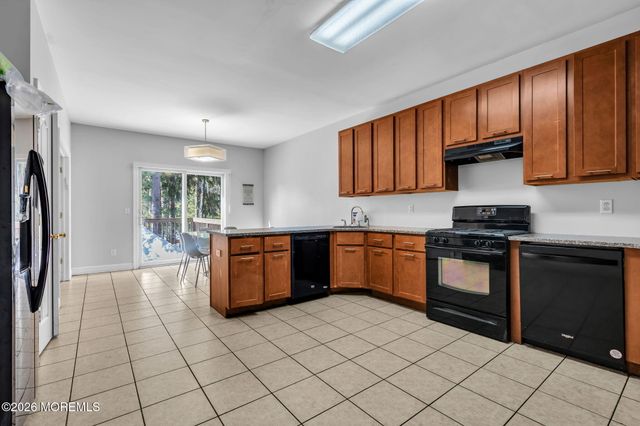 14 Natures Way, Lakewood, NJ 08701