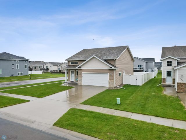6093 63rd Avenue S, Fargo, ND 58104