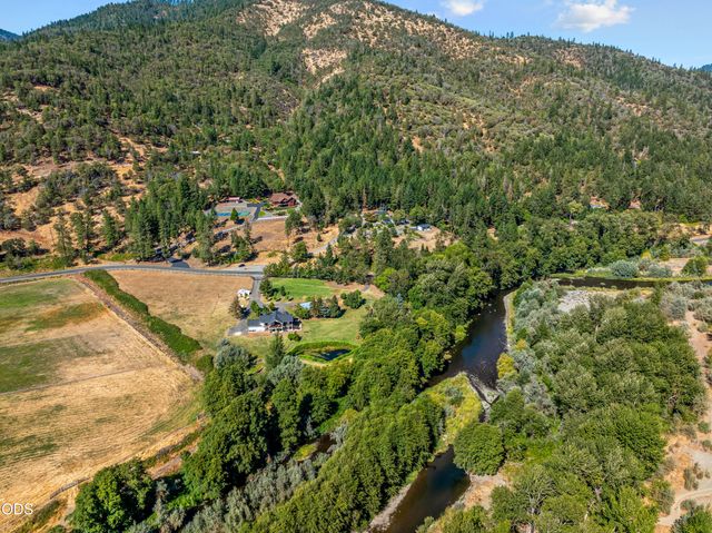 10999 N Applegate Road, Grants Pass, OR 97527