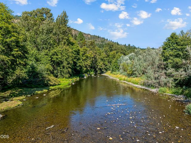 10999 N Applegate Road, Grants Pass, OR 97527