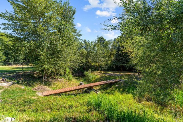 10999 N Applegate Road, Grants Pass, OR 97527