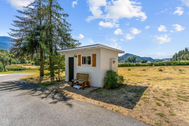 10999 N Applegate Road, Grants Pass, OR 97527