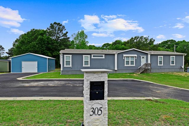 305 Oakwood Rd, Gladewater, TX 75647