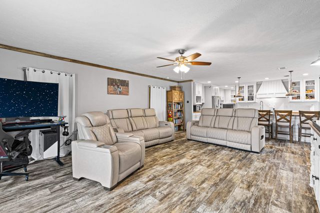 305 Oakwood Rd, Gladewater, TX 75647