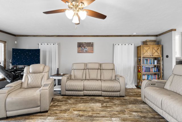 305 Oakwood Rd, Gladewater, TX 75647