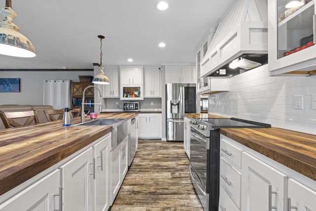 305 Oakwood Rd, Gladewater, TX 75647